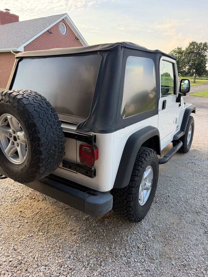 2005 Jeep Wrangler, view 3