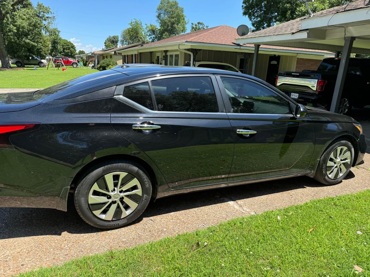 2020 Nissan Altima, view 3